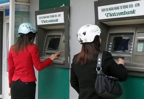 Làm thẻ ATM Vietcombank để rút tiện tiện lợi hơn tại cây ATM
