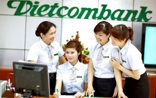 Khách hàng thực hiện đăng ký mở thẻ visa Vietcombank tại quầy giao dịch