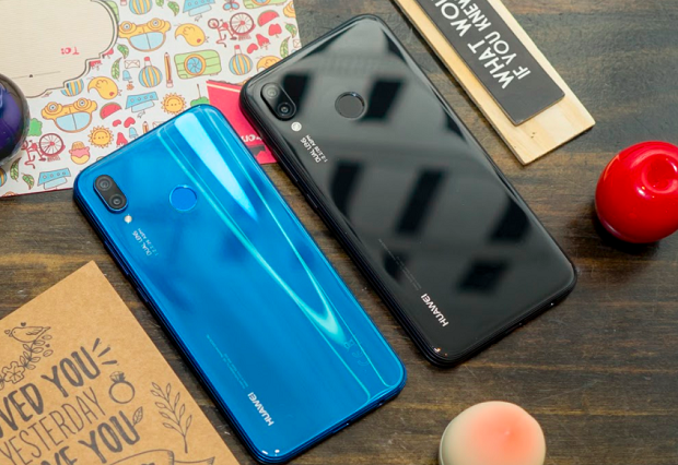Smartphone Huawei Nova 3e phiên bản màu xanh và đen